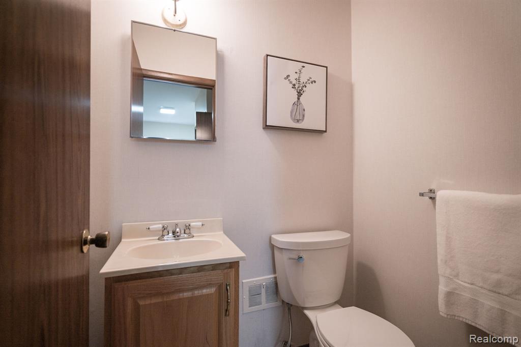 758 Lake Forest Road, Rochester Hills, MI 48309 — Photo 14