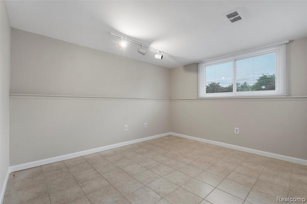 890 Darwin Place Court, Rochester Hills, MI 48307 — Photo 18