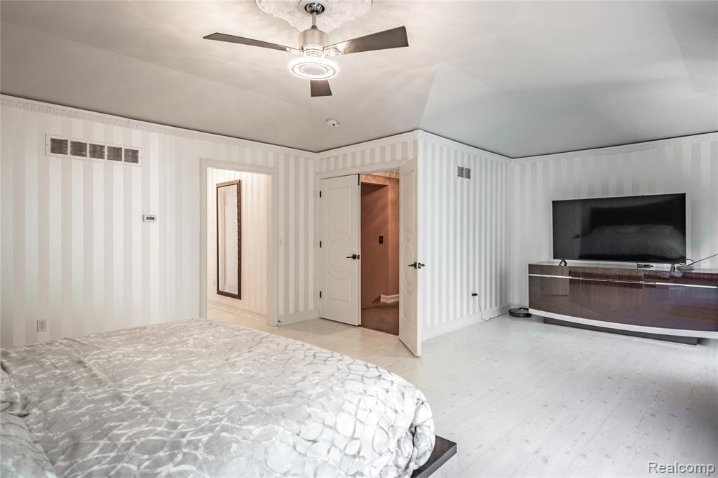 4575 Forest Edge Lane N, West Bloomfield, MI 48323 — Photo 44