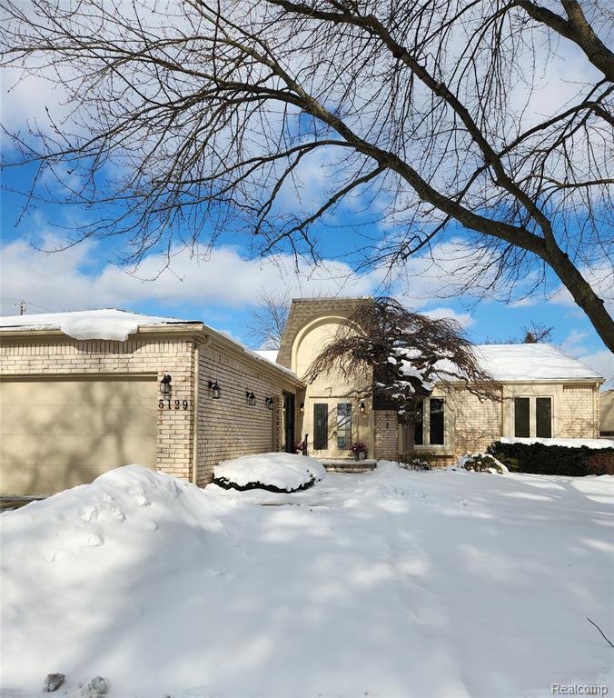 5129 Woodlands Lane, Bloomfield Hills, MI 48302 — front exterior