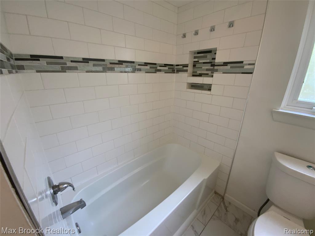 5715 SUNNYCREST Drive, West Bloomfield, MI 48323 — Photo 15