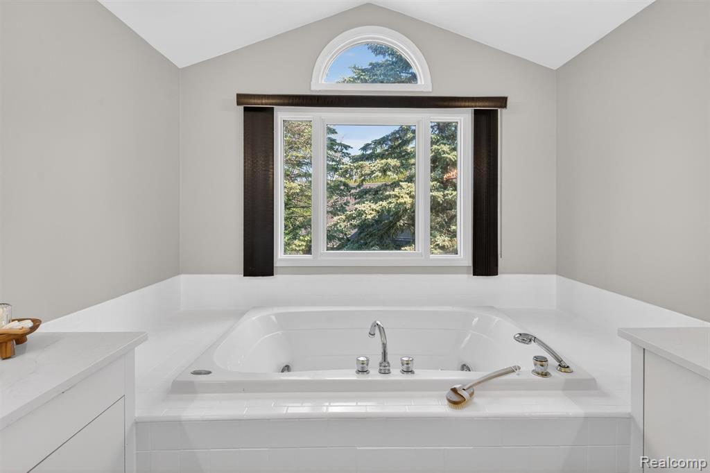 7359 Colchester Lane, West Bloomfield, MI — Photo 32