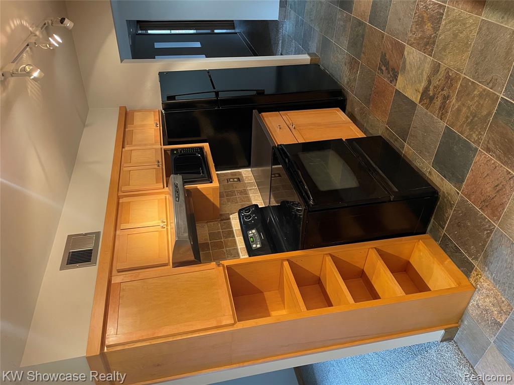 527 E University Drive, Rochester, MI 48307 — Photo 16