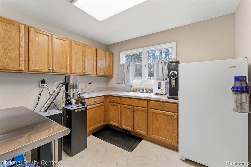 6276 N Shore Drive, West Bloomfield, MI 48324 — Photo 45