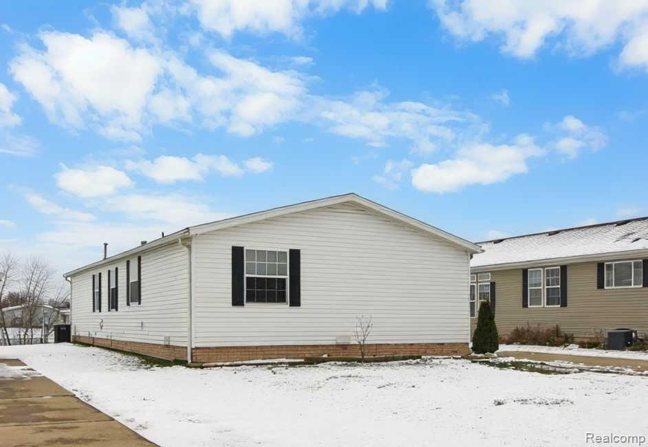 29224 Hidden River, Gibraltar, MI — Photo 3