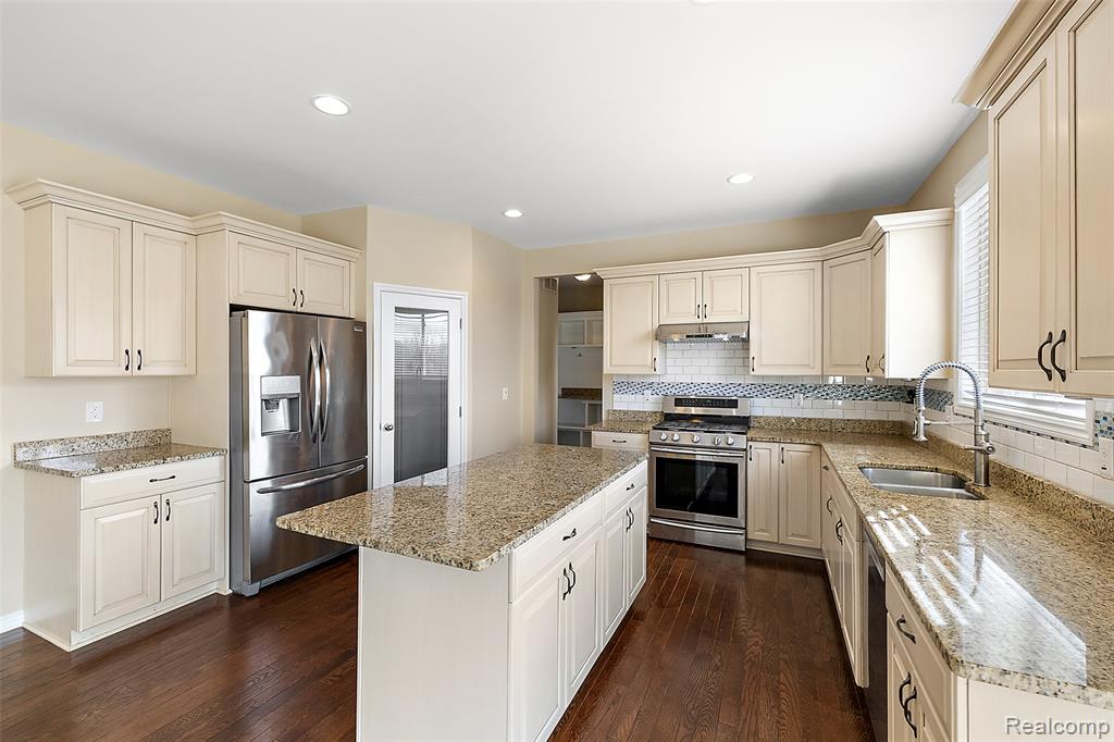 46267 Terrace Drive, Shelby Twp, MI 48317 — Photo 20