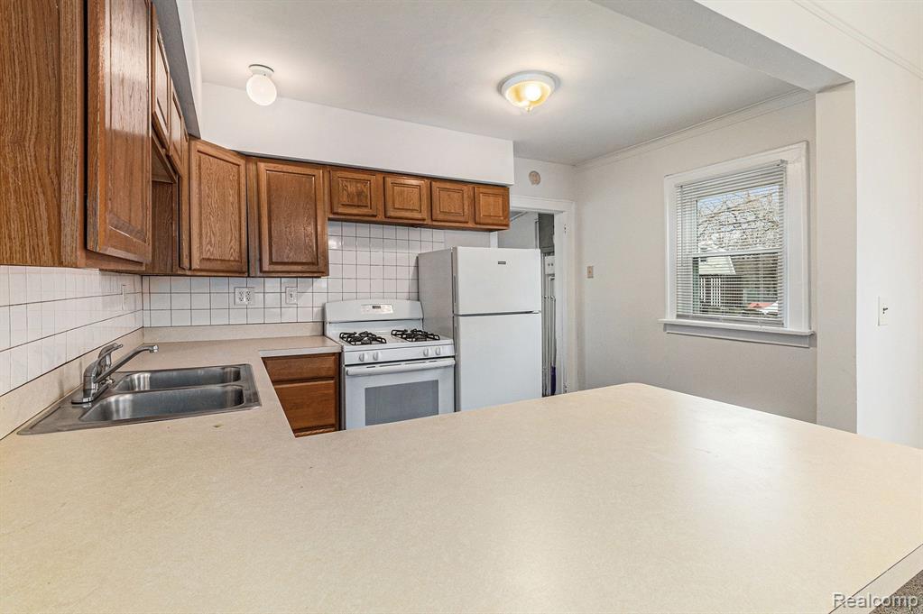 5402 Croissant Street, Dearborn Heights, MI 48125 — Photo 10