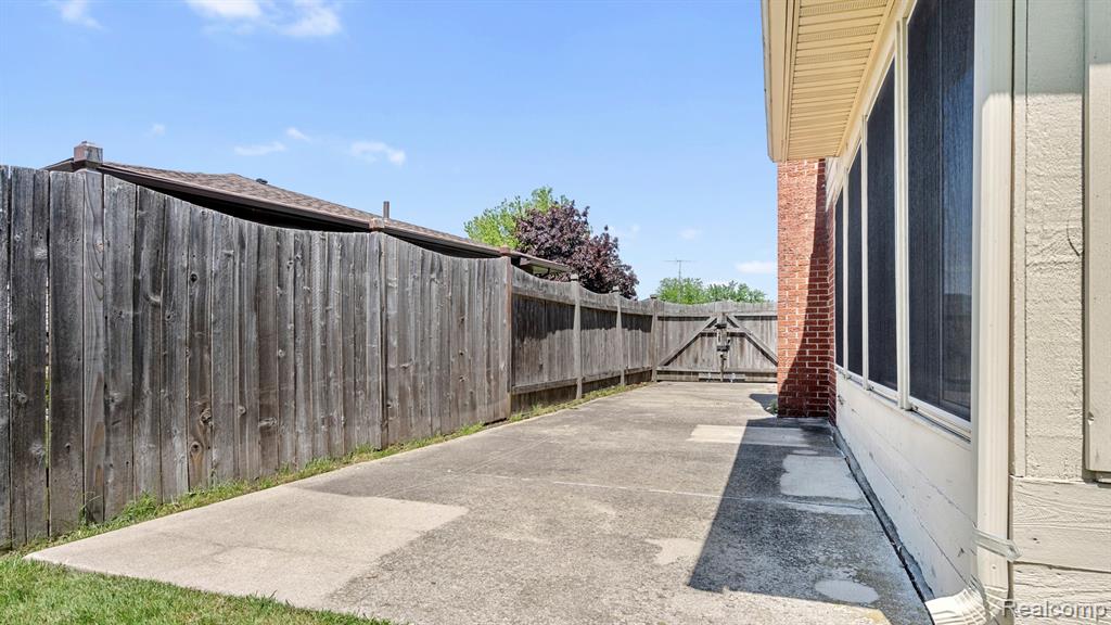27654 Oakcrest Drive, Brownstown, MI 48183 — Photo 32