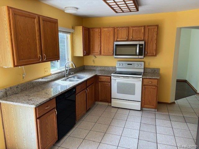 4210 Sunburst, Waterford, MI — Photo 2