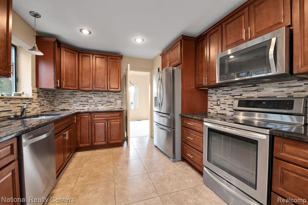 29214 W CHANTICLEER Drive, Southfield, MI 48034 — Photo 8