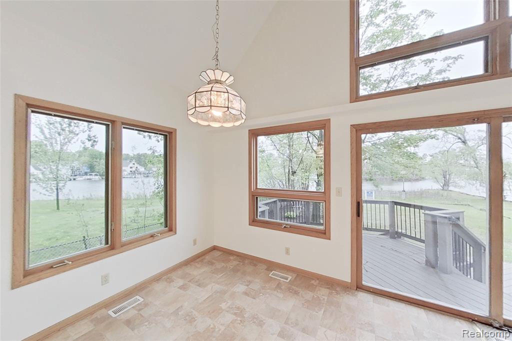 8844 RIVERSIDE Drive, Brighton, MI 48116 — Photo 9