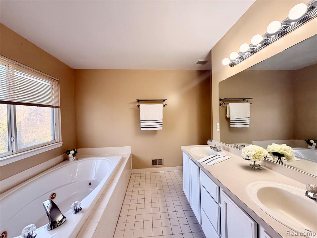 44000 Settlers Creek Court, Novi, MI — Photo 13