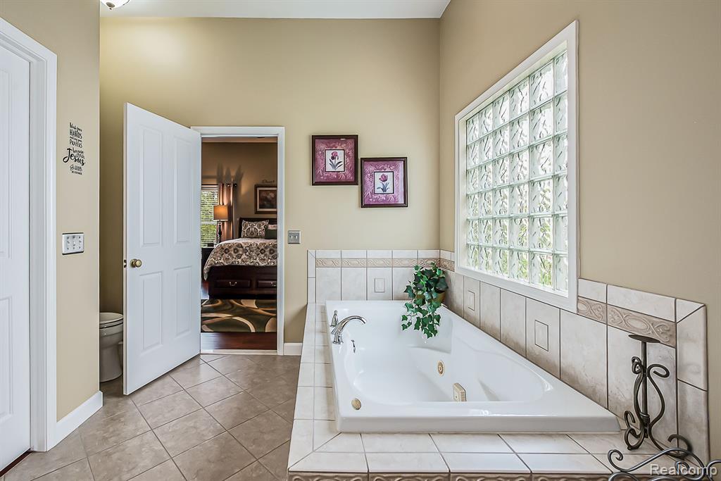 9730 TIOGA Trail N, Pinckney, MI 48169 — Photo 23