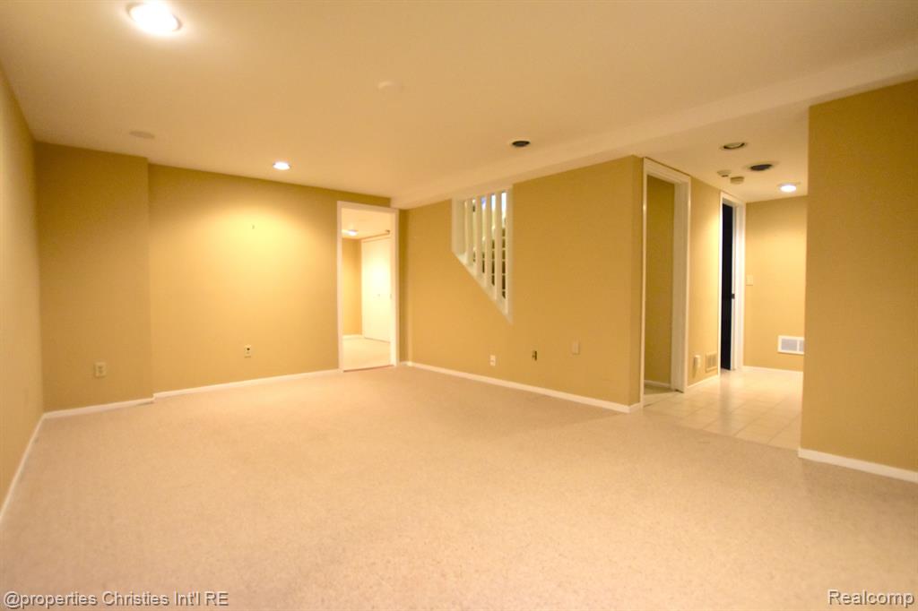 1752 S HILL Boulevard, Bloomfield Hills, MI 48304 — Photo 32