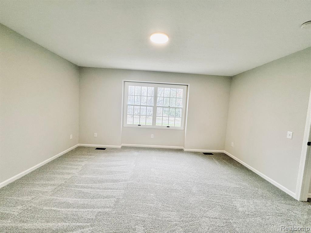 562 HALF ACRE Drive, Milford, MI 48380 — Photo 8