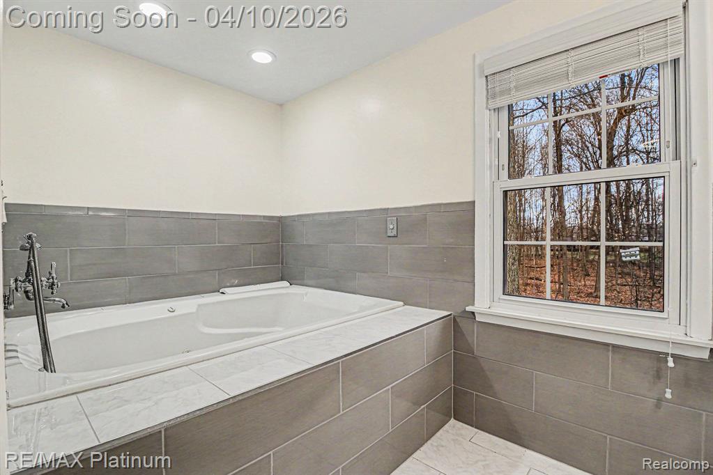 28861 Forest Ridge Drive, Farmington, MI 48331 — Photo 23