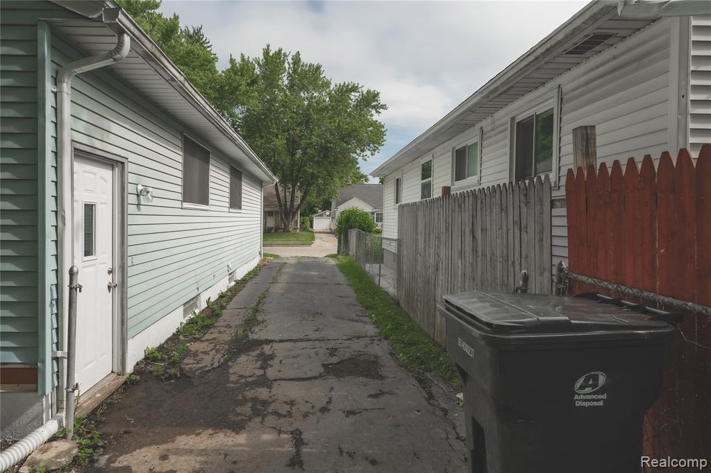 93 W Princeton Avenue, Pontiac, MI 48340 — Photo 31