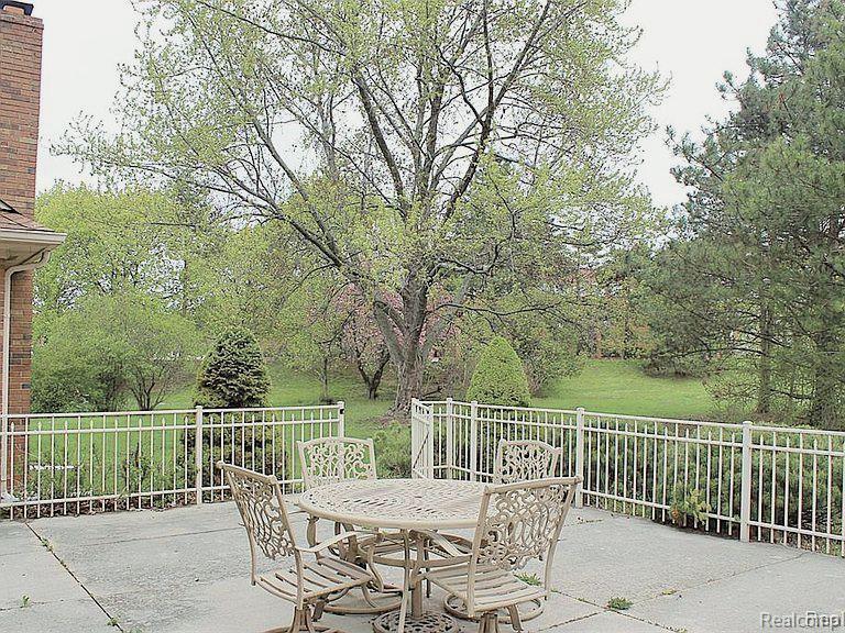 4748 TIPTON Drive, Troy, MI 48098 — Photo 2