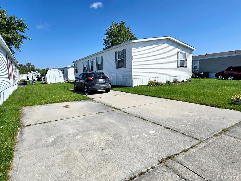 528 ELMWOOD Lane, Columbus, MI — Photo 2