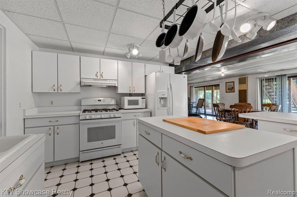 766 WHITE HOUSE Drive, Highland, MI 48356 — Photo 41