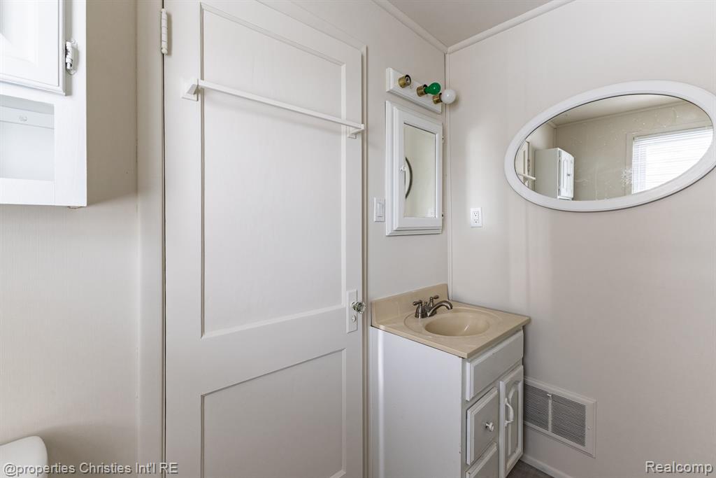 8056 Dawn Drive, Sterling Heights, MI 48314 — Photo 24