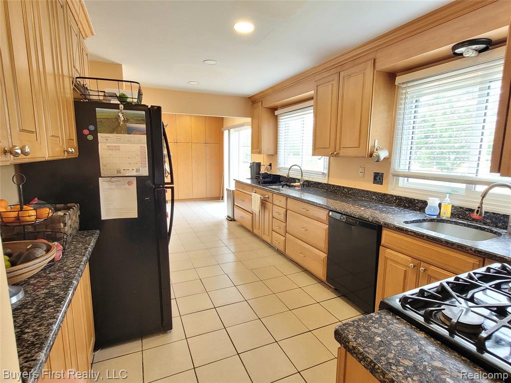 26040 Marlowe Place, Oak Park, MI 48237 — Photo 6