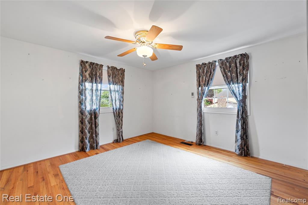 25574 Wilson Drive, Dearborn Heights, MI 48127 — Photo 36