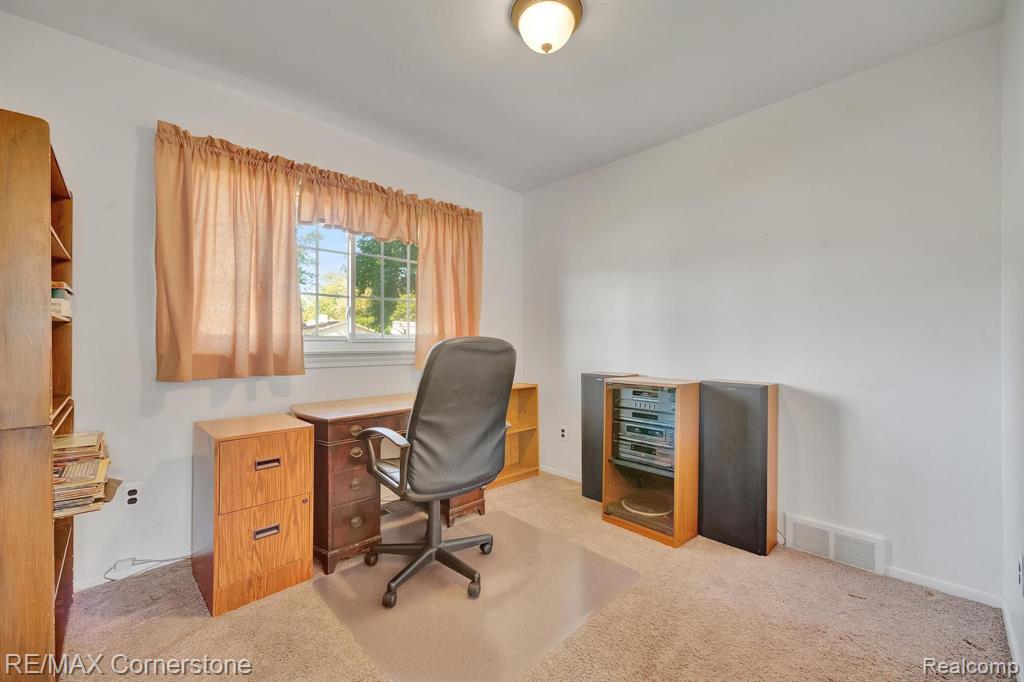 697 WORCHESTER Street, Westland, MI 48186 — Photo 10