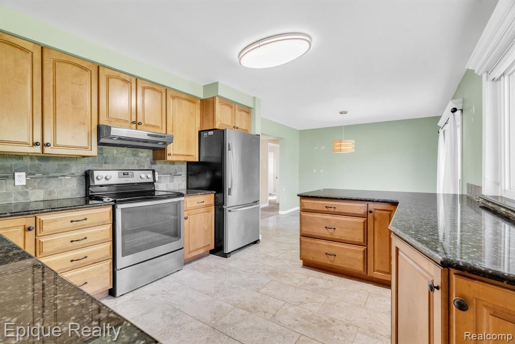 8052 Dungarvin Drive, Grand Blanc, MI 48439 — Photo 17