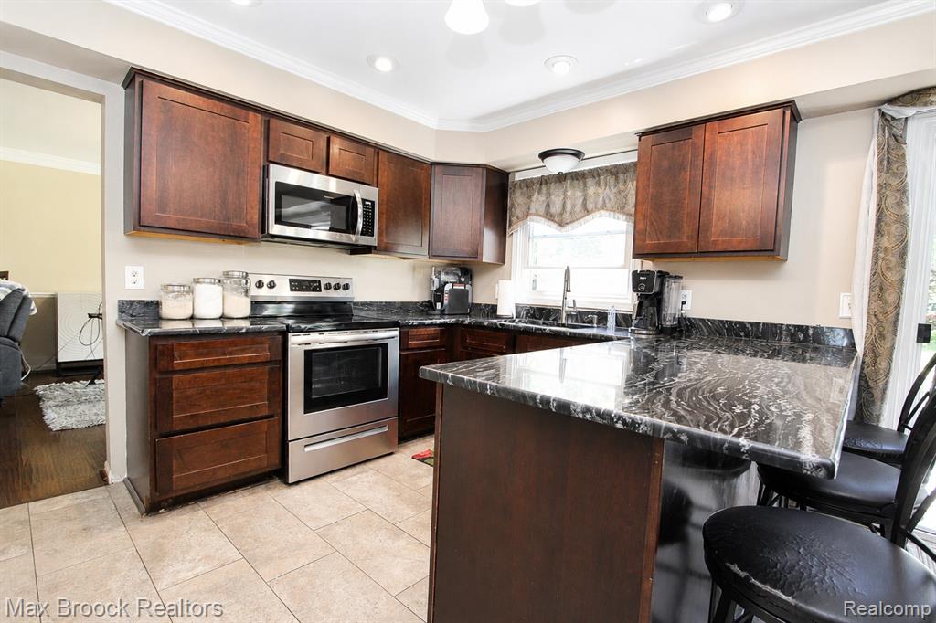 8952 Cynthia Court, Commerce Twp, MI 48382 — Photo 16