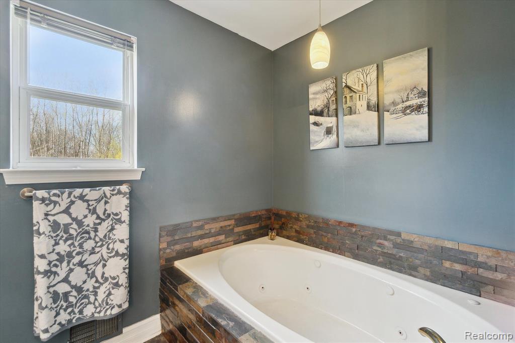 4045 FOREST EDGE Drive, Commerce Twp, MI 48382 — Photo 30