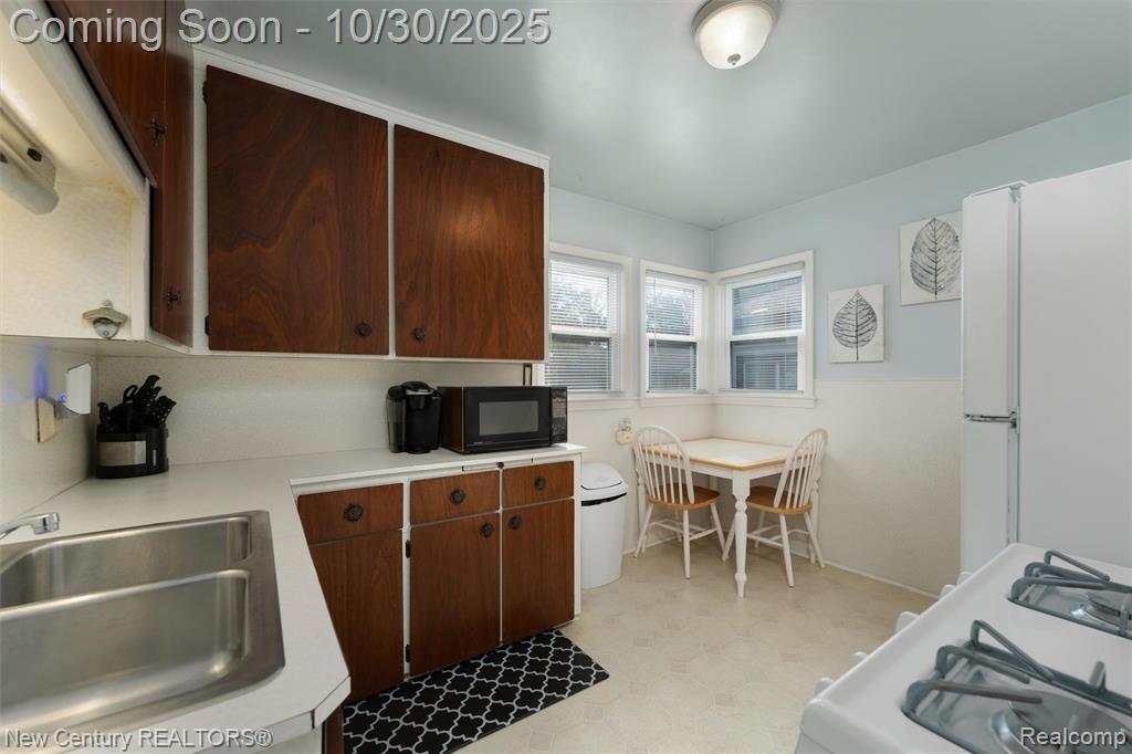 621 W Harwood Avenue, Madison Heights, MI 48071 — Photo 5