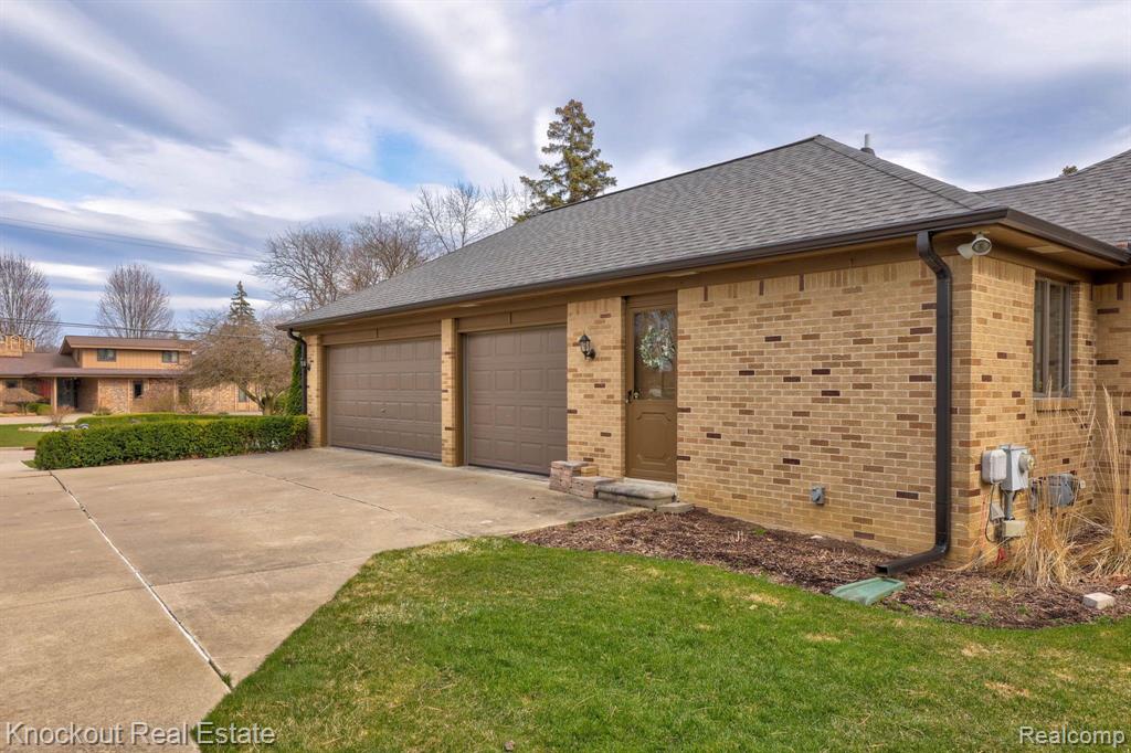 9350 OAKMONT Drive, Grand Blanc, MI 48439 — Photo 46