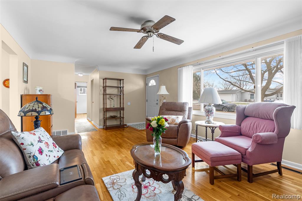 428 Sunnyside Drive, Flushing, MI 48433 — Photo 9