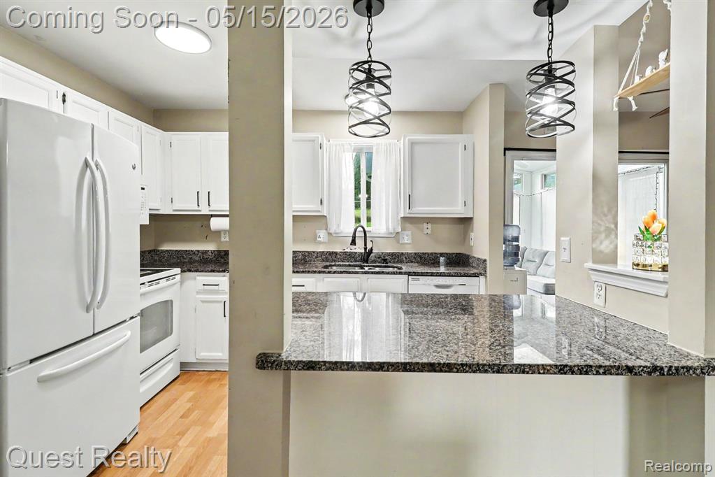 7058 Rolling Hills Drive, Waterford, MI 48327 — Photo 11
