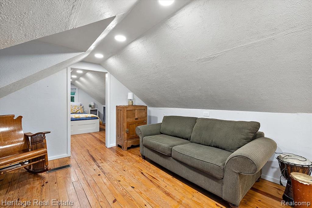 827 Alberta Street, Auburn Hills, MI 48326 — Photo 23
