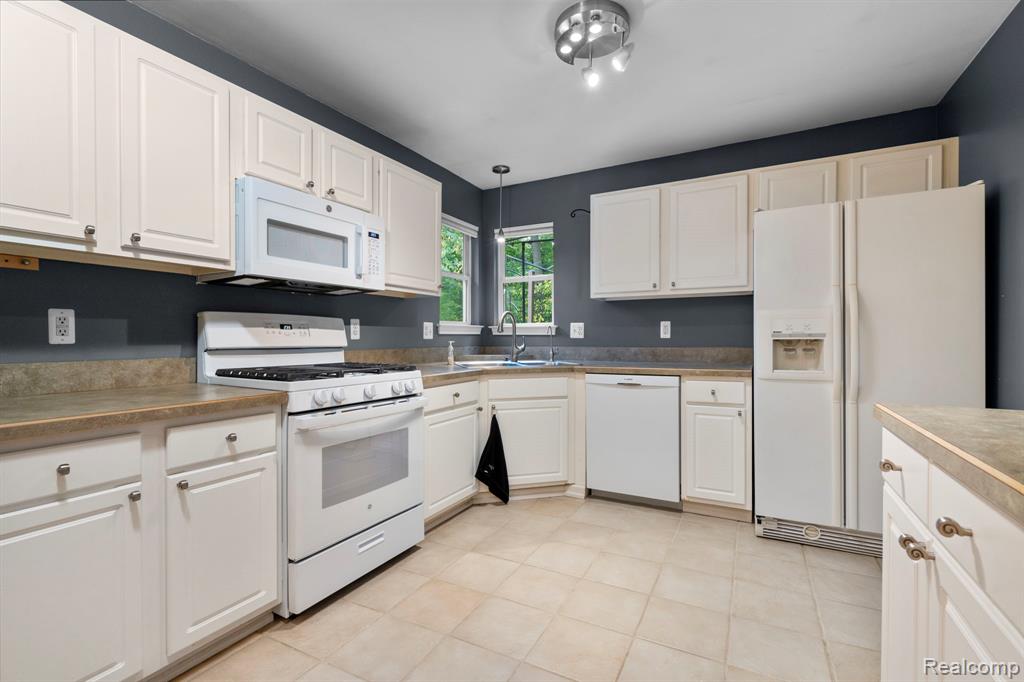 9438 Appleview Court, Brighton, MI 48116 — Photo 18