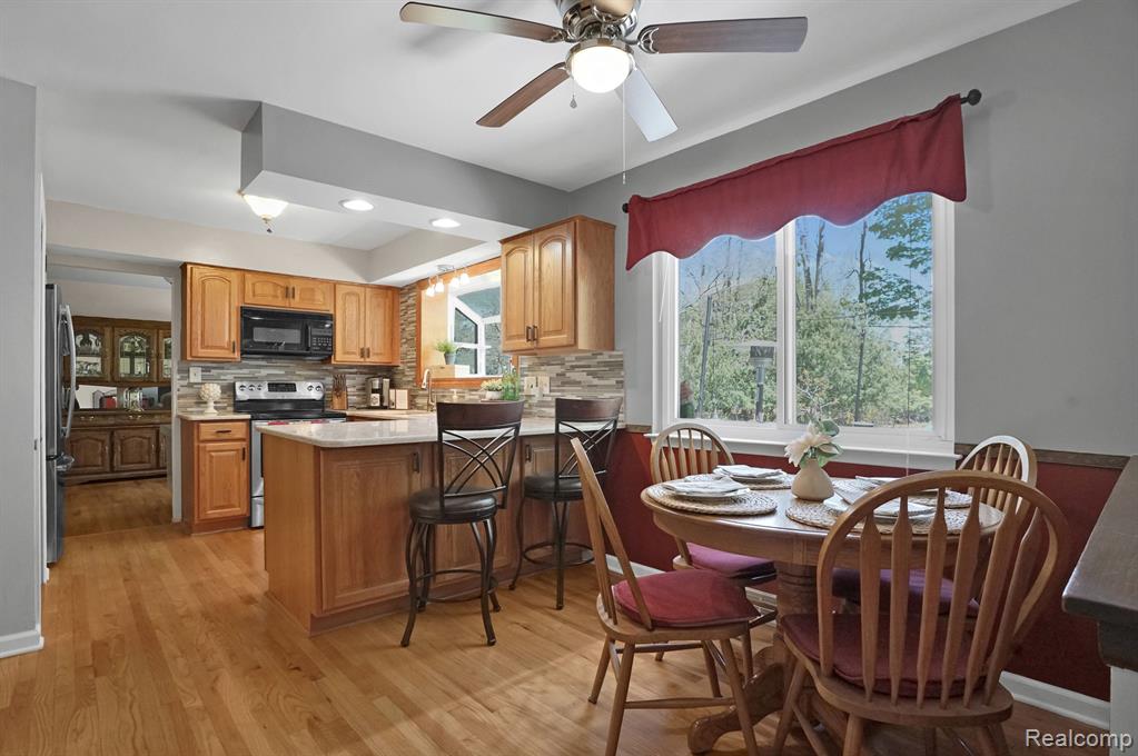 430 CHESTER Court, South Lyon, MI 48178 — Photo 9