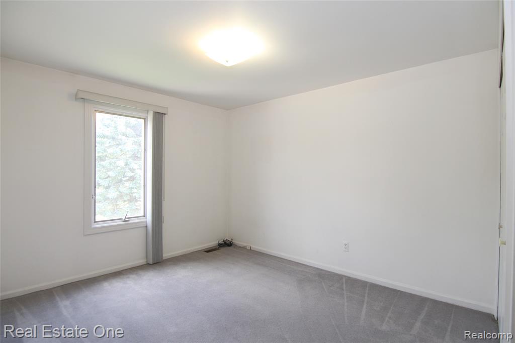 5590 GREENBRIAR Drive, West Bloomfield, MI — Photo 28