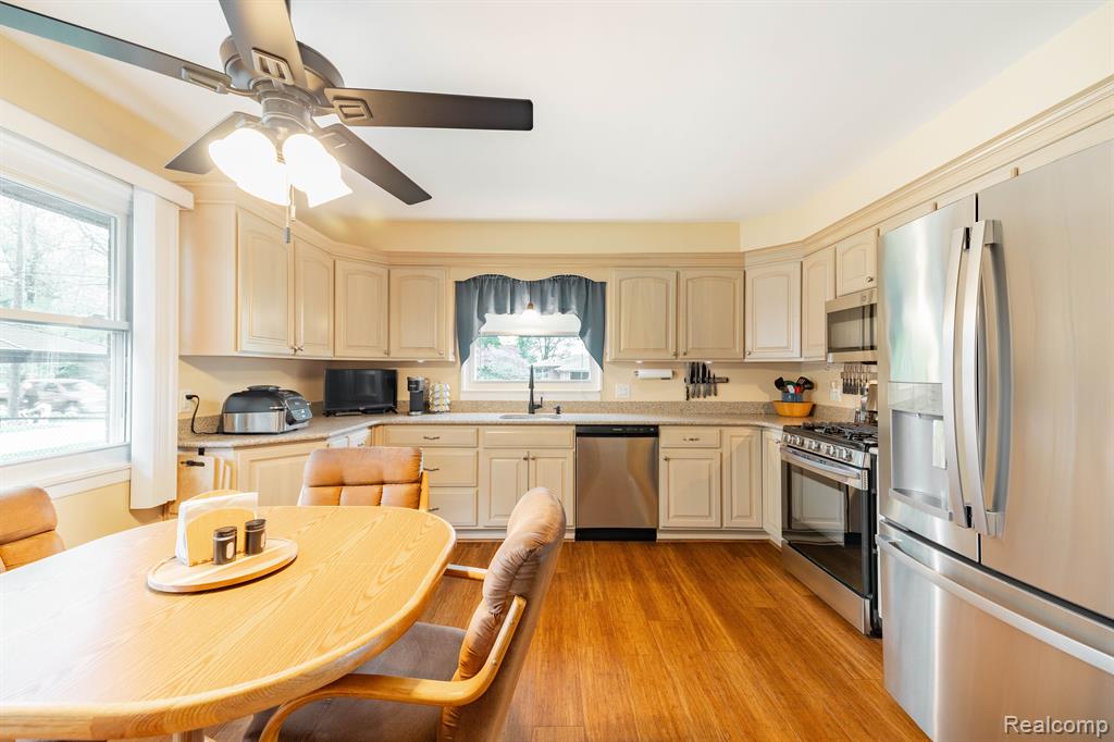 7912 COVENTRY Avenue, Grosse Ile, MI 48138 — Photo 11