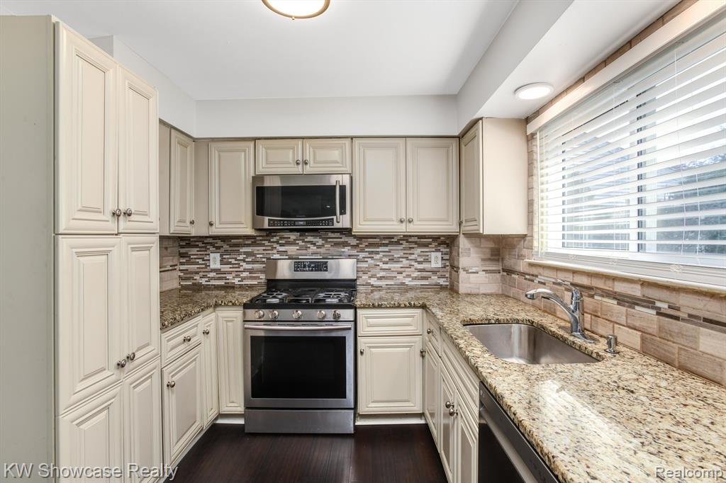 6322 CLARENDON Drive, Canton, MI 48187 — Photo 18