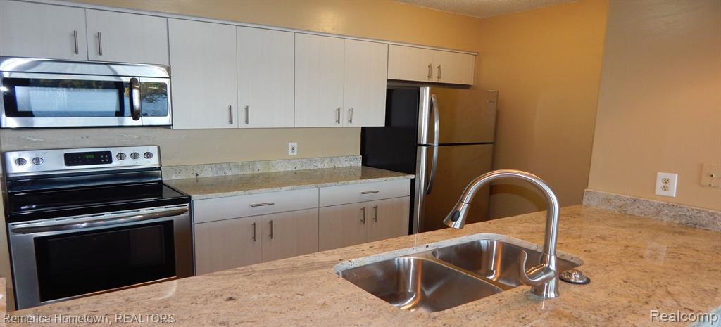 812 cliffs Drive, Ypsilanti, MI 48198 — Photo 8