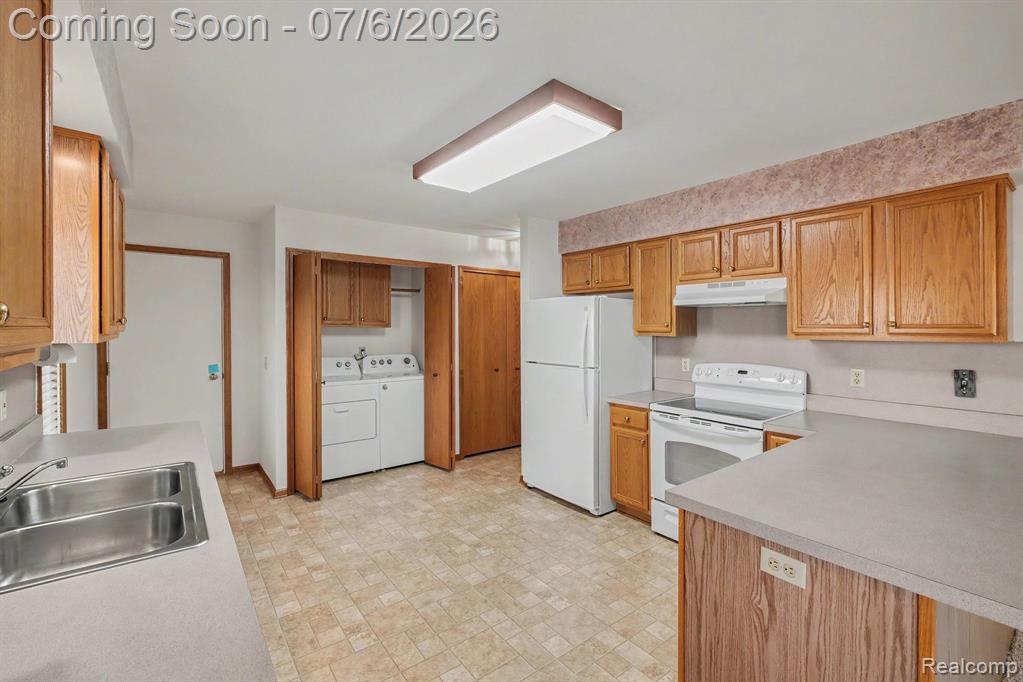 4392 Springbrook Drive, Swartz Creek, MI 48473 — Photo 9