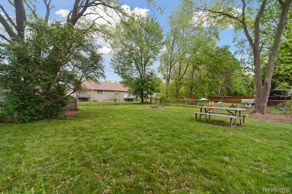 9040 Chesterfield Drive, Swartz Creek, MI 48473 — Photo 34