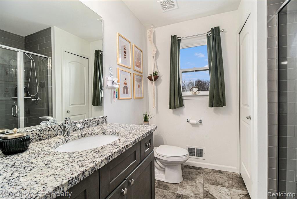 71 W SHEVLIN Avenue, Hazel Park, MI 48030 — Photo 9