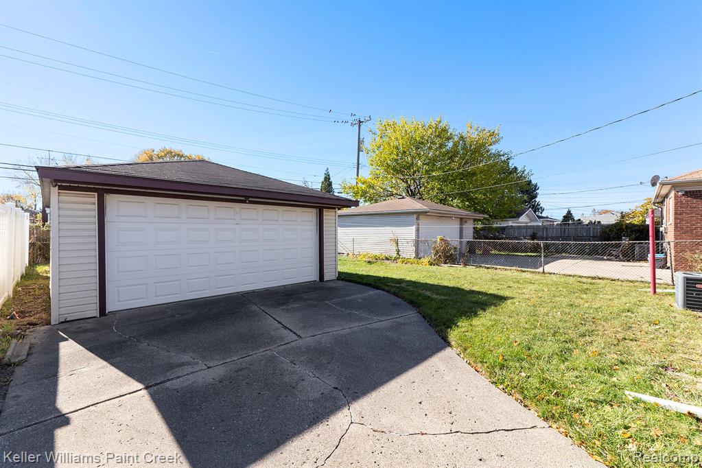 7258 Helen, Center Line, MI 48015 — Photo 12