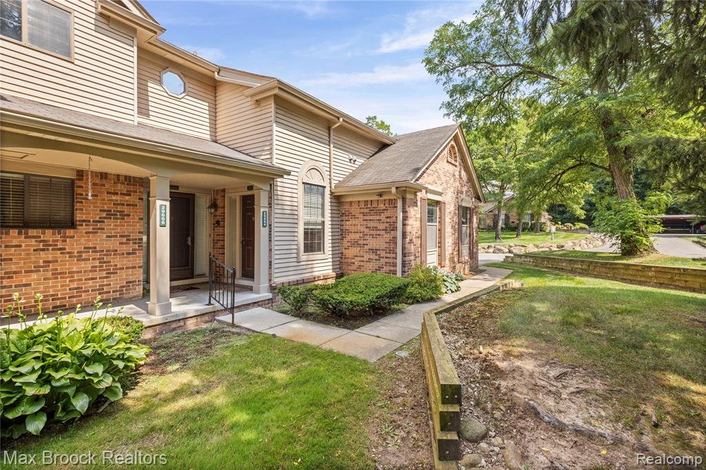 29664 Pine Ridge Circle, Farmington Hills, MI 48331 — Photo 2