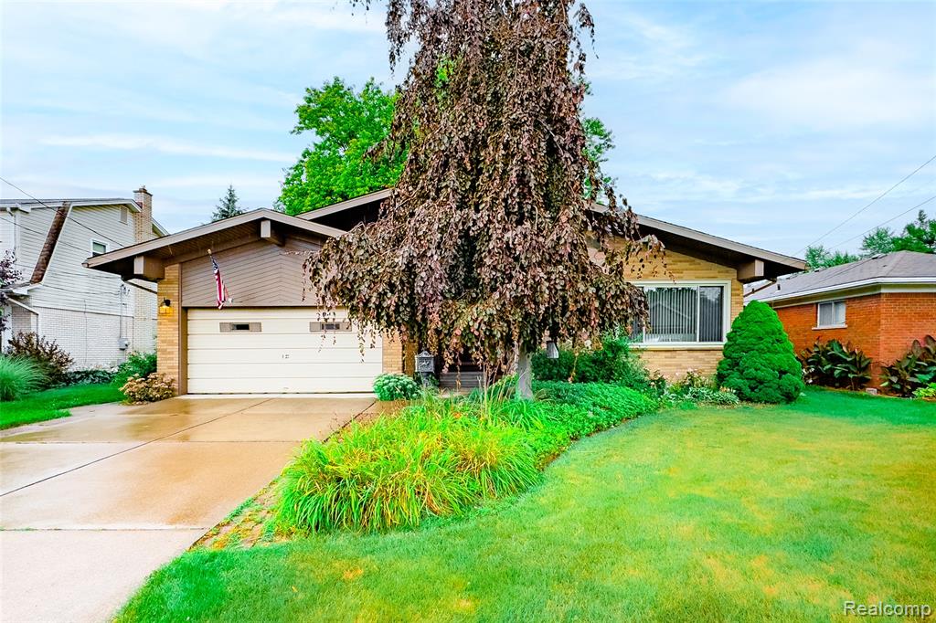 472 Riverside Drive, Wyandotte, MI 48192 — front exterior