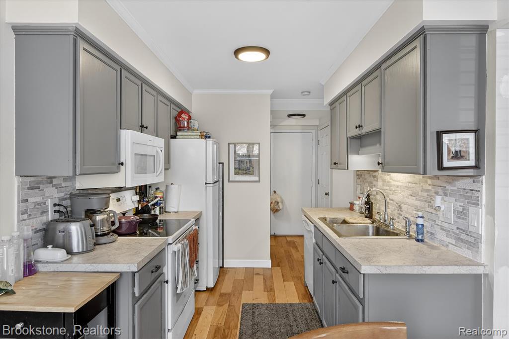 30 Pine Tree Ridge Drive, Waterford, MI, 48327