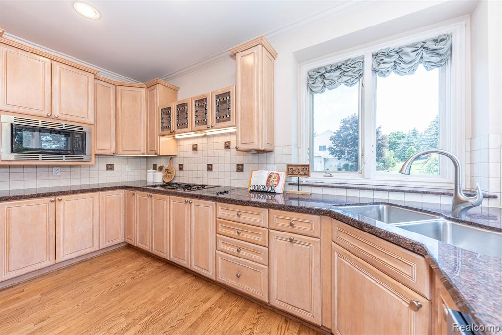 5003 HICKORY POINTE Drive, Orchard Lake Village, MI 48323 — Photo 35